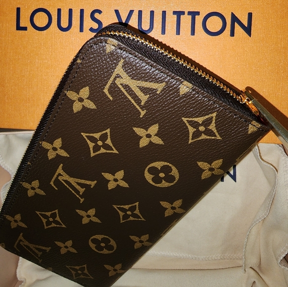 Louis Vuitton - Picture 2 of 6
